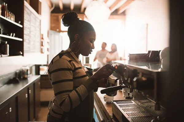 Unga Afrikanska Barista Uppskumning Mjölk Vid Cappuccino Hile Arbetar Bakom — Stockfoto