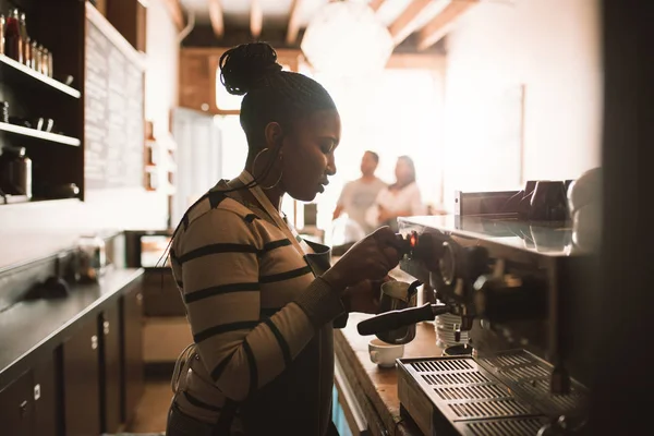 Joven Barista Africana Espumando Leche Para Capuchino Hile Trabajando Detrás — Foto de Stock