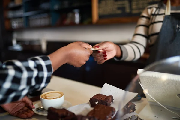 Vértes Egy Női Ügyfél Neki Bankkártyával Fizetni Neki Cappuccino Café — Stock Fotó