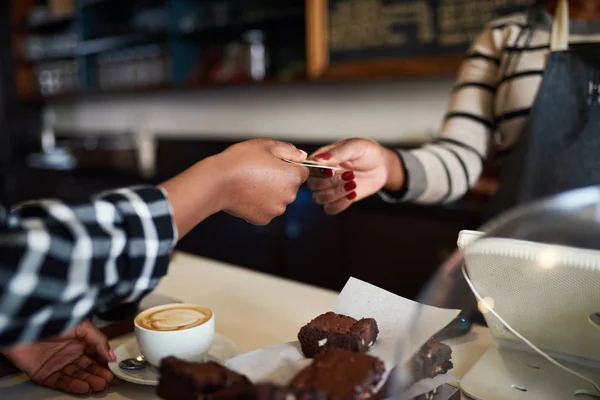 Nahaufnahme Einer Kundin Die Einer Café Kassiererin Ihre Bankkarte Reicht — Stockfoto