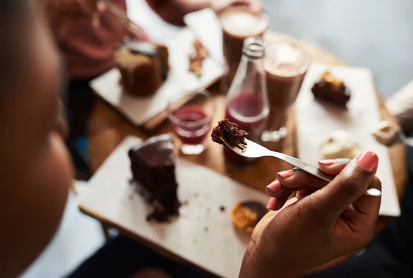 Young Woman Eating Piece Chocolate Cake Fork While Sitting Cafe — Stock Photo, Image
