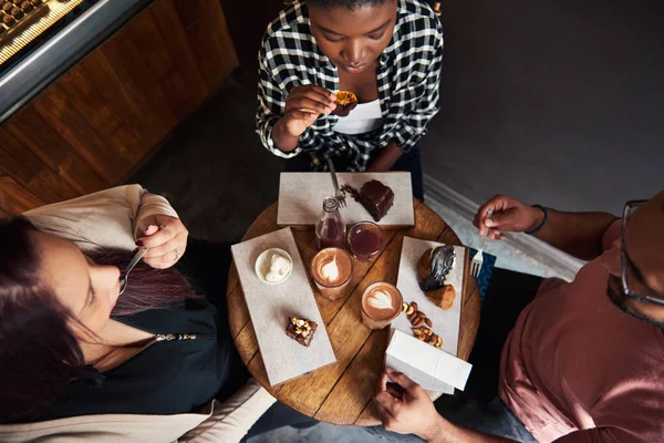 Angle Élevé Groupe Jeunes Amis Divers Assis Autour Une Table — Photo