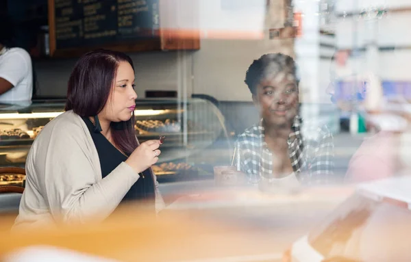 Fiatal Meg Beszélgettek Míg Üldögél Egy Asztal Egy Kávézóban Élvezheti — Stock Fotó