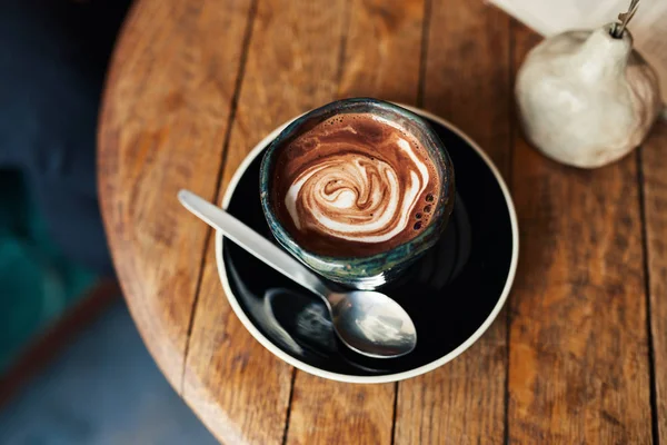 Unghi Înalt Latte Delicios Așezat Lingură Masă Lemn Într Cafenea — Fotografie, imagine de stoc