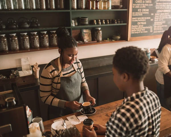 Magas Szög Egy Mosolygó Női Barista Italok Egy Vevőnek Miközben — Stock Fotó