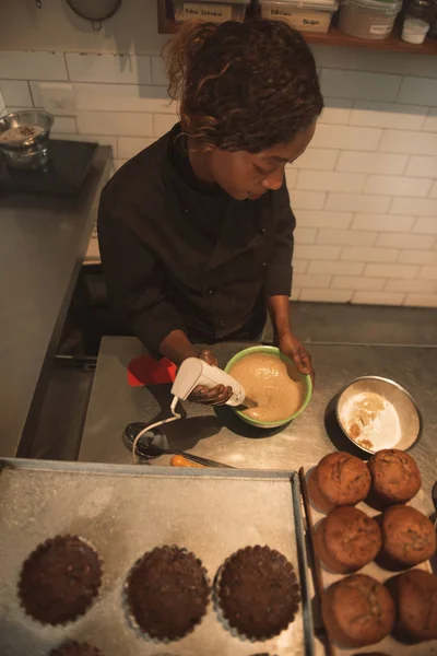 Alto Ángulo Una Panadera Africana Mezclando Masa Pastel Mientras Está — Foto de Stock