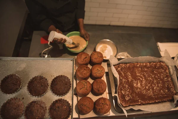 Высокий Угол Африканской Пекарни Смешивающей Тесто Торта Работая Прилавке Коммерческой — стоковое фото