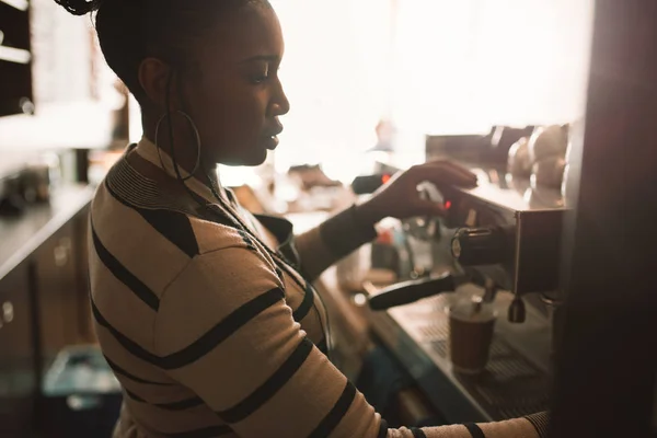 Mladí Africké Baristy Lití Čerstvou Kávu Hrnku Sebou Při Práci — Stock fotografie