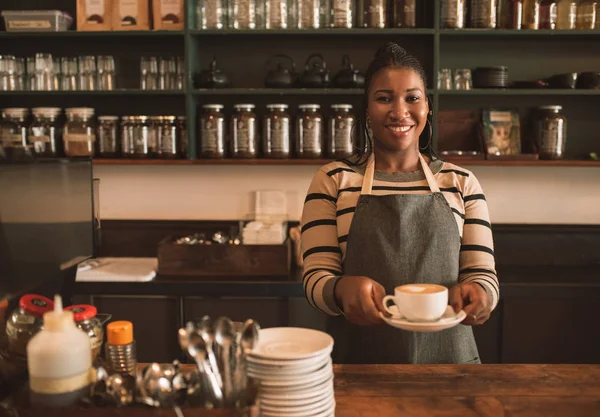 Retrato Barista Africano Sorridente Atrás Balcão Café Moda Segurando Uma — Fotografia de Stock