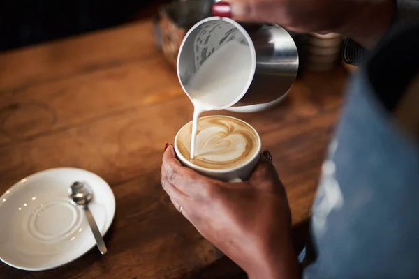Closeup African Barista Making Heart Shape Frothed Milk Cup Cappuccino — Stock Photo, Image