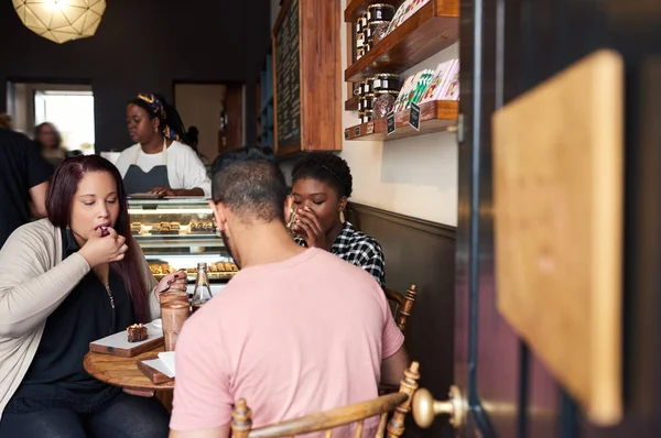 Diverso Grupo Jóvenes Amigos Sentados Juntos Una Mesa Una Panadería — Foto de Stock