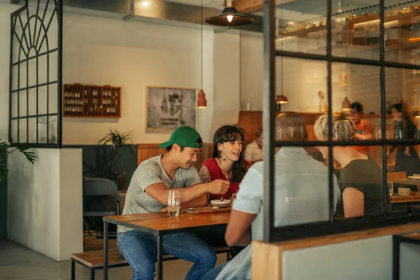 Diverso Grupo Jóvenes Amigos Sonrientes Sentados Juntos Una Mesa Restaurante —  Fotos de Stock