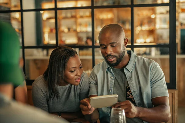 Jeune Homme Africain Montrant Des Photos Son Ami Sur Téléphone — Photo