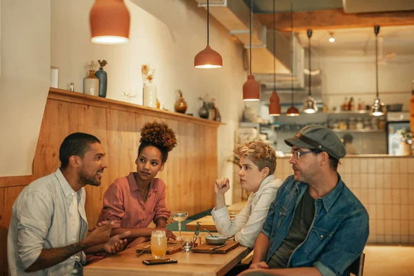 Diverso Grupo Jóvenes Amigos Sonrientes Hablando Durante Cena Bebidas Juntos —  Fotos de Stock