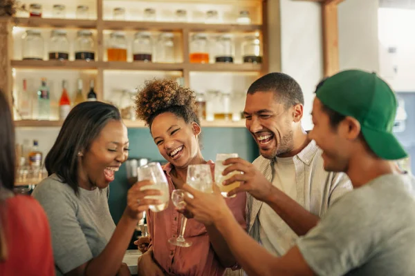 Groupe Diversifié Jeunes Amis Traînant Ensemble Dans Bar Branché Prendre — Photo