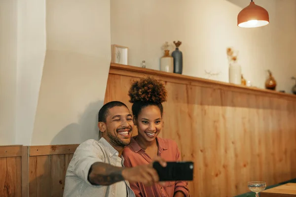 Sorridente Giovane Coppia Seduta Tavolo Bar Alla Moda Ridendo Prendendo — Foto Stock