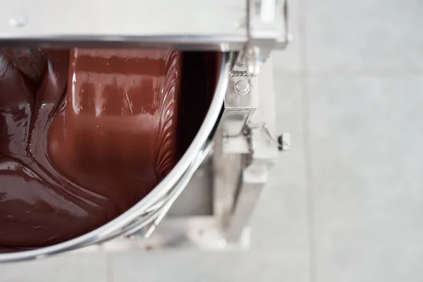 Närbild Smält Choklad Som Vände Stor Rostfri Blandare Hantverksmässig Choklad — Stockfoto