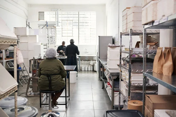 Trabajadores Preparando Envases Ingredientes Mientras Trabajan Juntos Una Fábrica Artesanal — Foto de Stock