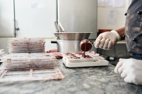 Närbild Arbetstagare Som Står Vid Ett Bord Hantverksmässig Choklad Gör — Stockfoto