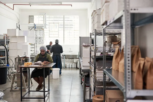 Lavoratori Che Preparano Ingredienti Imballaggi Mentre Lavorano Insieme Una Fabbrica — Foto Stock