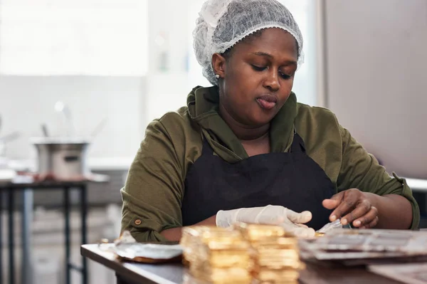 Werknemer Zitten Aan Een Tafel Een Ambachtelijke Chocolade Maken Fabriek — Stockfoto