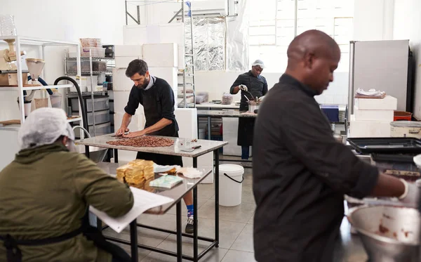 Werknemers Verschillende Stadia Van Productie Van Chocolade Verwerken Werken Samen — Stockfoto