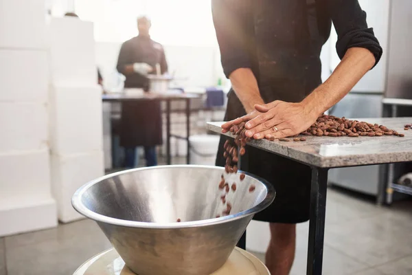 Arbeiter Einer Handwerklichen Schokoladenfabrik Mit Fackel Dahinter Der Kakaobohnen Von — Stockfoto
