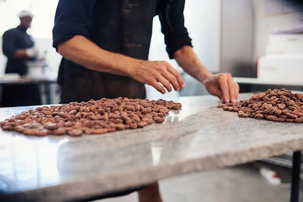 Arbeiter Steht Einem Tisch Einer Handwerklichen Schokoladenfabrik Und Trennt Kakaobohnen — Stockfoto