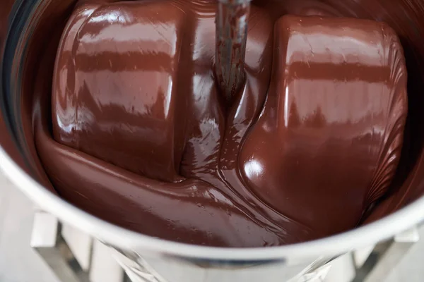 Nahaufnahme Von Geschmolzener Schokolade Beim Drehen Einem Großen Edelstahl Mixer — Stockfoto