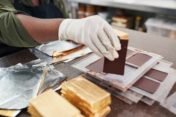 Närbild Arbetstagare Hantverksmässig Choklad Gör Fabriken Tar Chokladkakor Formarna Och — Stockfoto