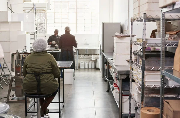 Afrikanische Arbeiter Bereiten Verpackungen Und Zutaten Vor Während Sie Gemeinsam — Stockfoto