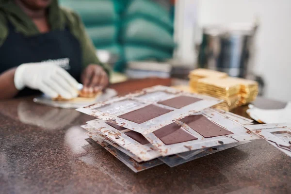 Närbild Arbetare Som Sitter Vid Ett Bord Hantverksmässig Choklad Att — Stockfoto