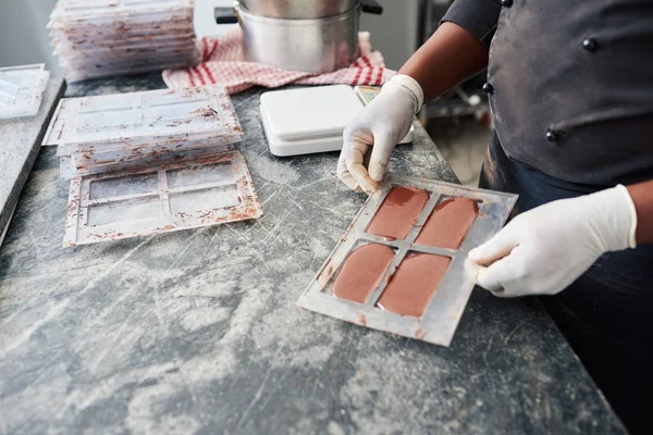 Närbild Arbetstagare Som Står Vid Ett Bord Hantverksmässig Choklad Gör — Stockfoto