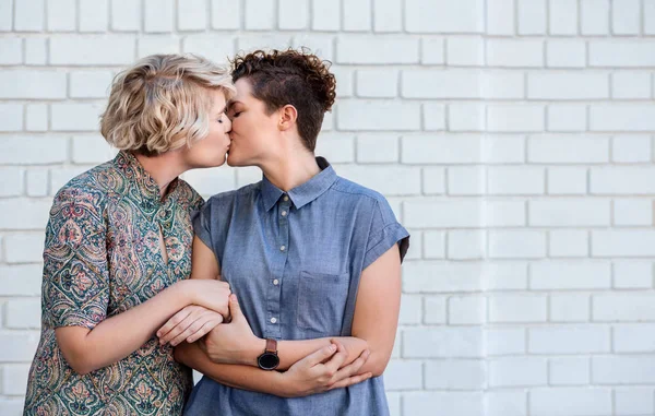 Afetuoso Jovem Lésbicas Casal Braço Braço Juntos Beijando Frente Tijolo — Fotografia de Stock