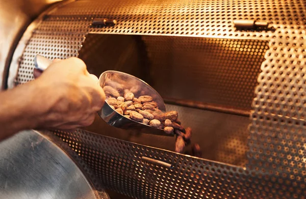 Primer Plano Las Manos Trabajador Una Fábrica Artesanal Fabricación Chocolate — Foto de Stock