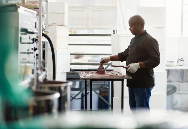 African Worker Artisanal Chocolate Making Factory Using Spatulas Spread Melting — Stock Photo, Image