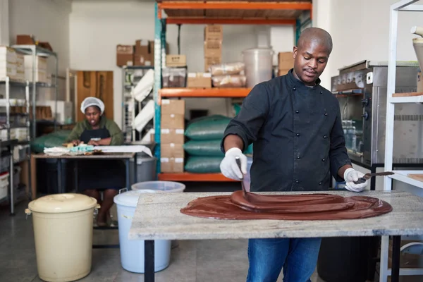 Proprietario Africano Piccole Imprese Che Diffonde Cioccolato Fondente Con Spatole — Foto Stock