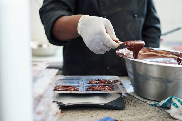 Gros Plan Ouvrier Debout Une Table Dans Une Chocolaterie Artisanale — Photo