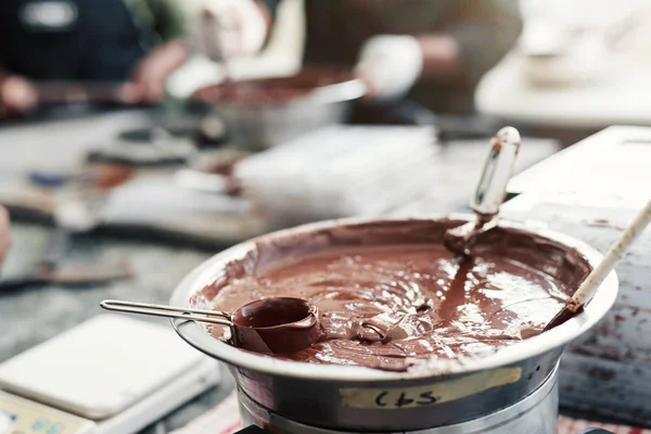 Шоколад Розтоплюється Температура Спостерігається Столі Заводі Виробництва Шоколаду — стокове фото