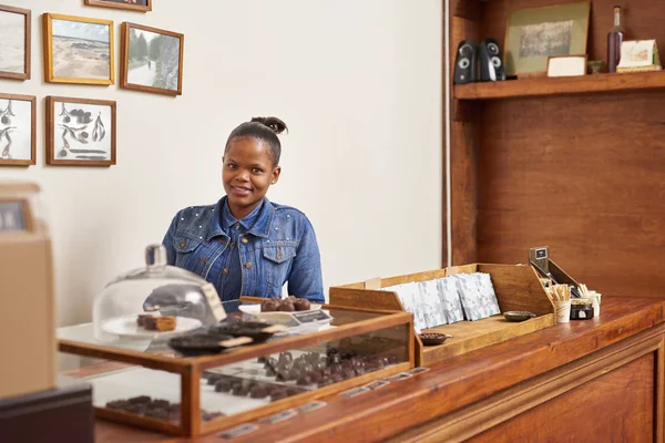 Retrato Uma Jovem Sorrindo Chocolatier Africano Atrás Balcão Sua Loja — Fotografia de Stock