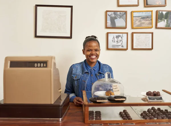 Retrato Uma Jovem Empreendedora Africana Sorridente Que Está Atrás Balcão — Fotografia de Stock