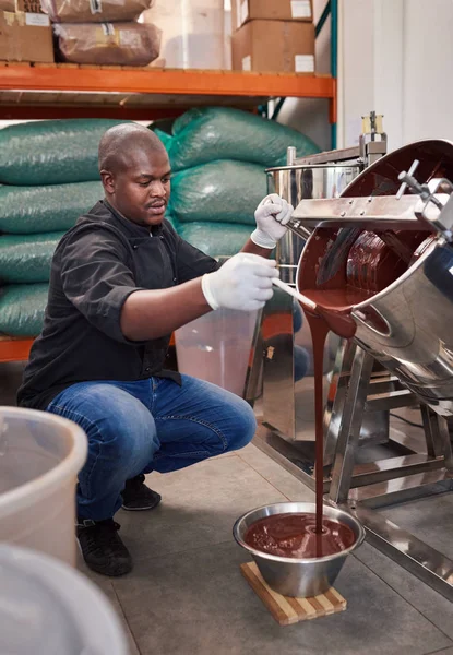 Работник Ремесленной Шоколадной Фабрики Наливающий Расплавленный Шоколад Миску Большого Миксера — стоковое фото