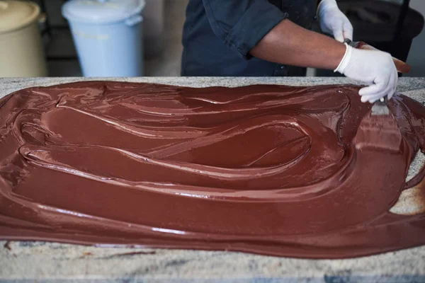 Крупный План Работника Фабрики Производству Шоколада Смешивающего Расплавленный Шоколад Лопатками — стоковое фото