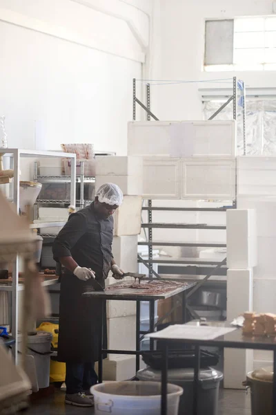 Propietario Una Pequeña Empresa Africana Una Fábrica Artesanal Fabricación Chocolate — Foto de Stock