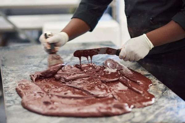 Primer Plano Trabajador Que Difunde Chocolate Derretido Para Enfriarse Mientras — Foto de Stock