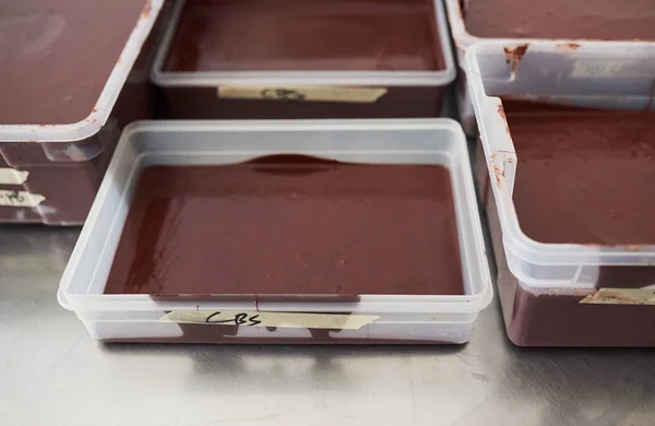 Primer Plano Del Enfriamiento Chocolate Bandejas Plástico Sobre Una Mesa — Foto de Stock