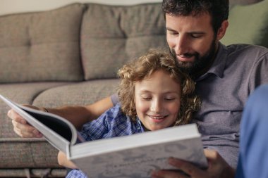 Bekar baba ve küçük oğlu birlikte onların evde oturma odası katta oturan bir kitap okuma biraz zaman zevk  