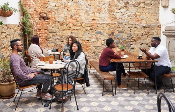 Grupo Multiétnico Jóvenes Disfrutando Del Café Hablando Mientras Sientan Juntos — Foto de Stock