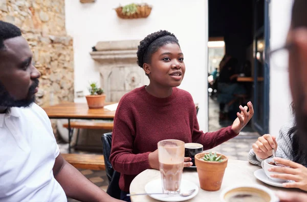 Junge Afrikanerin Unterhält Sich Mit Freundinnen Bei Einem Kaffee Während — Stockfoto