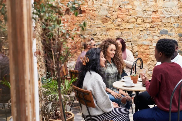 Grupo Diverso Jovens Amigas Conversando Sobre Café Enquanto Sentam Juntas — Fotografia de Stock